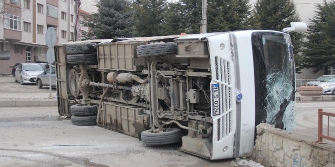 Kaza Yapan İşçi Servisi Devrildi
