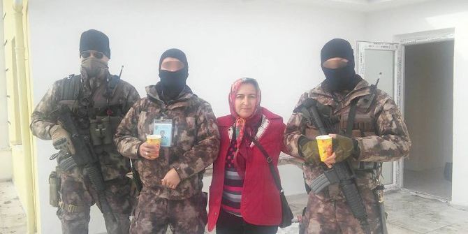 Başbakanı Koruyan Polislere Evinde Çorba Hazırlayıp Dağıttı