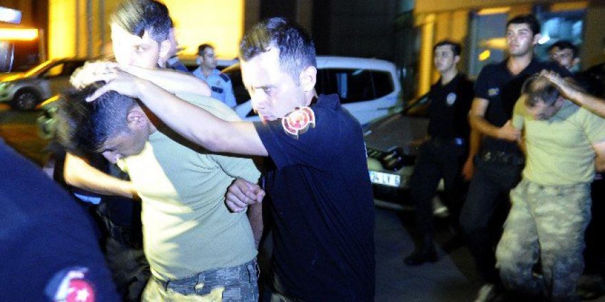 Havalimanı’na Darbe Girişiminde Bulunan Askerler Parmak İzleri İçin Emniyete Götürüldü