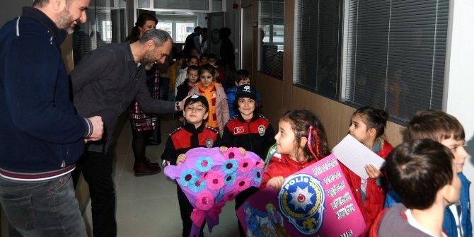 Minik Yüreklerden Polise Destek