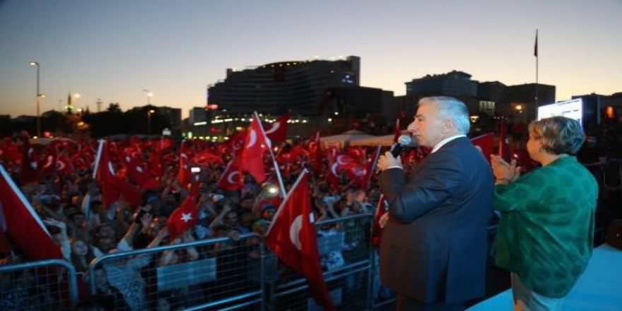 Kayserililer Cumhuriyet Meydanı’nı Tıklım Tıklım Doldurdu