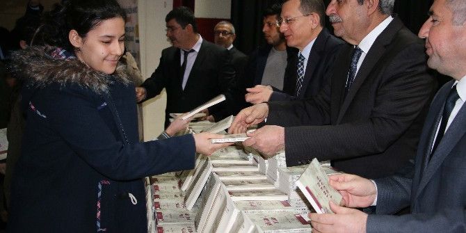 Haliliye Belediyesi Okullarda Kitap Dağıtımını Sürdürüyor