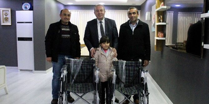 Duyarlı Esnaftan Tekerlekli Sandalye Bağışı
