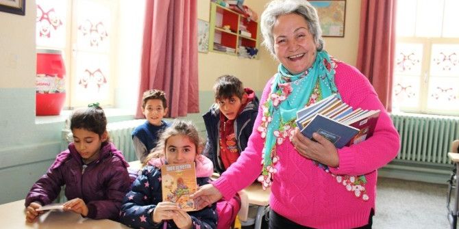 Ayvalık’ta Şefkatli Ellerden Öğrencilere Kitap Ve Kışlık Ayakkabı Desteği