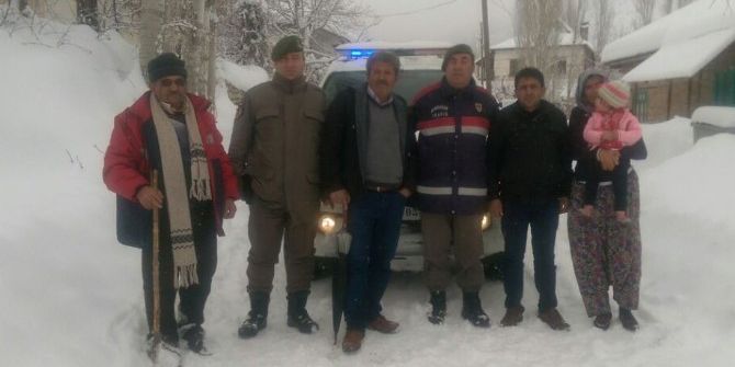 Yolda Mahsur Kalan 5 Kişi Uzun Uğraşlar Sonucunda Kurtarıldı