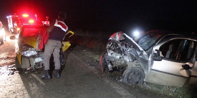 Taksiyle Ticari Araç Çarpıştı: 7 Yaralı