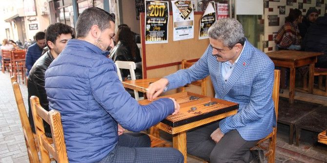 Haluk Başkan Gençlerle Tavla Oynadı