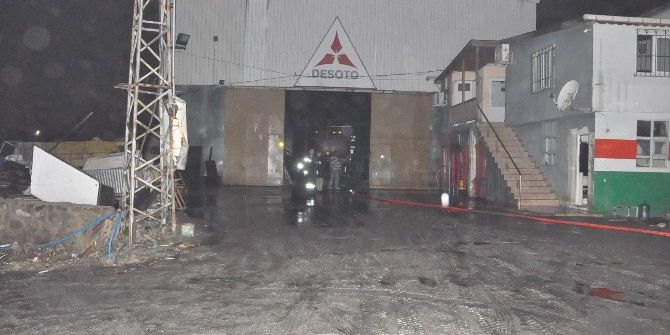 Branda Fabrikasının Çatısında Çıkan Yangına Çok Sayıda İtfaiye Müdahale Etti