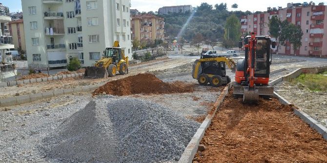 Kuşadası’nda Yol Ve Kaldırım Çalışmaları Sürüyor