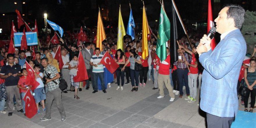 Halk, Cacabey Meydanına Akın Etti