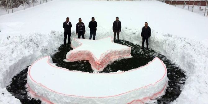 Gençler Halı Sahaya Biriken Kardan Ay Yıldız Çizdi