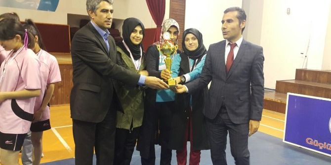 Kahtalı Kızlar Masa Tenisinde Şampiyon Oldu