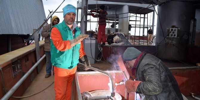 Son Olarak İnşa Edilen Balıkçı Teknesi Denize İnmeye Hazırlanıyor