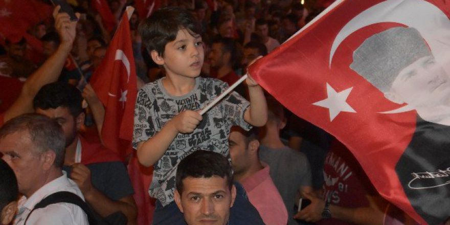 Akhisar’da ’Darbeye Hayır’ Nöbeti