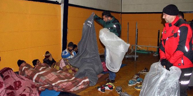 Fethiye’de Spor Salonuna Yerleştirilen Kaçak Göçmenlere Yardım Malzemeleri Dağıtıldı