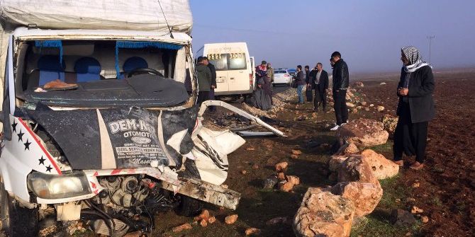 Öğrenci Servisi İle Kamyonet Çarpıştı: 9 Yaralı