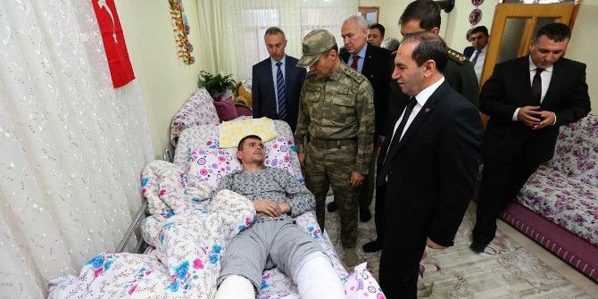 Vali Işık İle Komutanlar Gazilere Moral Verdi