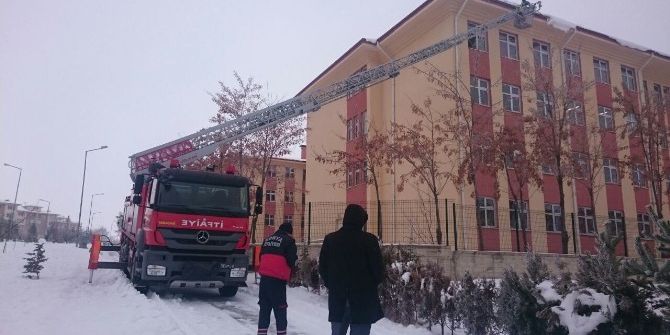 Beyşehir’de İtfaiye, Tehlike Arz Eden Buz Sarkıtlarını Temizliyor