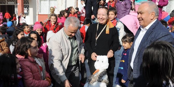 Sahil İlçesi Erdemli’de Minik Öğrencilerin ’Dökme Kar’ Eğlencesi