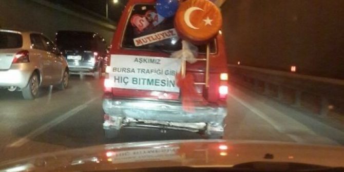Trafikten Bunalınca Derdini Gelin Arabasının Arkasına Yazdı: