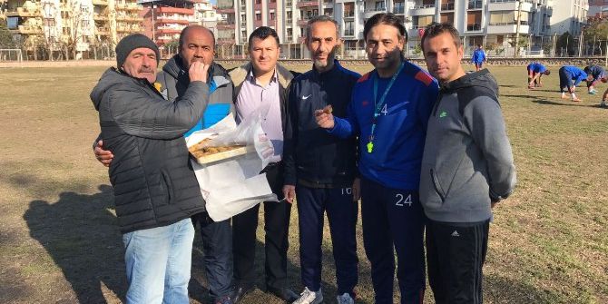 Taraftarlardan Salihli Kocaçeşmespor’a Tatlı İkramı