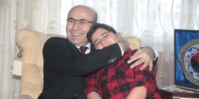 Vali Demirtaş’tan Şehit Çocuklarına Dizüstü Bilgisayar