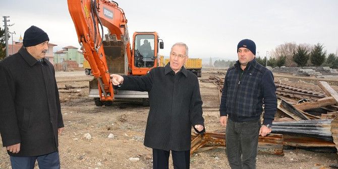 Dinar Belediyesi Yanan Hangarın Enkazını Kaldırmaya Başladı