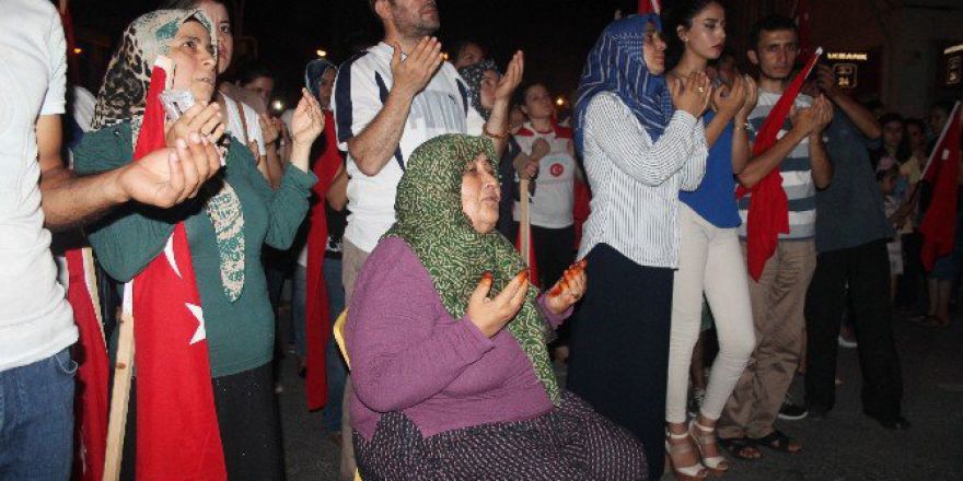 Hatay’da Siyasiler, Stk’lar Ve Vatandaşlar Demokrasi İçin Birlik Oldu