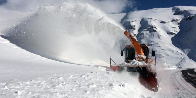 Karayolları Ekiplerinden Zorlu Şartlarda Yol Açma Çalışması