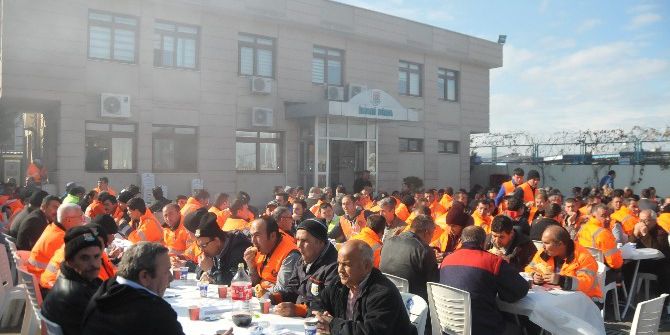 Temizlik İşçileri Sucuk Partisi İle Moral Depoladı