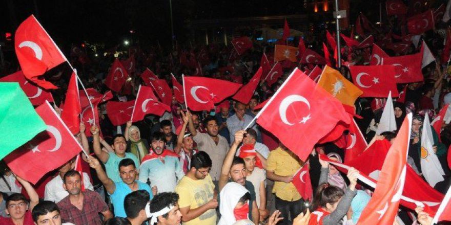 Vanlılar Demokrasi Nöbetinde