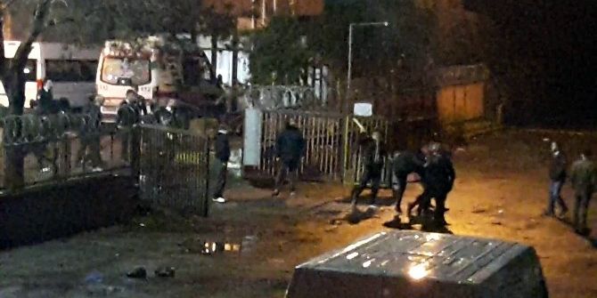 Evsizler Sopalarla Birbirine Girdi, Görevliler Seyretti