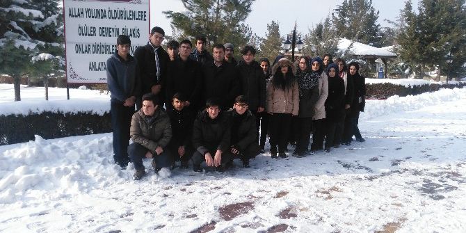 Öğrencilerden Şehitlik Ziyareti