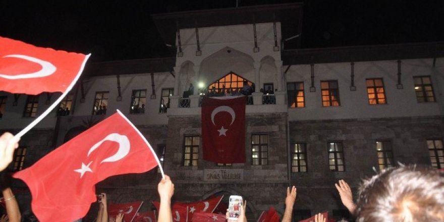 Sivas’ta Binler Sokaklara Akın Etti