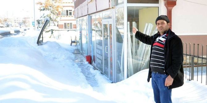 Kar Ağırlığına Dayanamayan Tabela Çocukların Üzerine Düştü