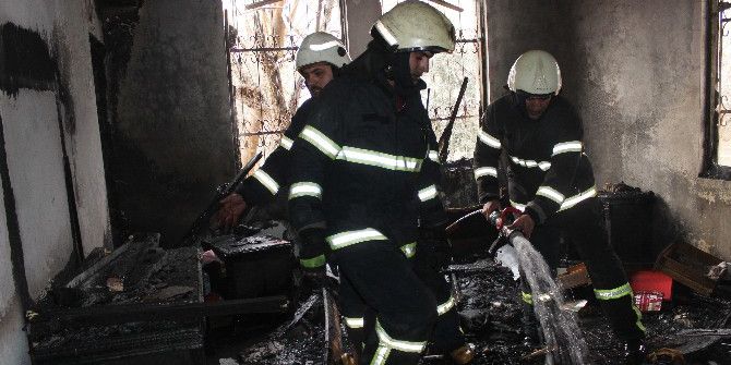 Akli Dengesi Bozuk Şahıs Suriyeli Kiracının Evini Ateşe Verdi