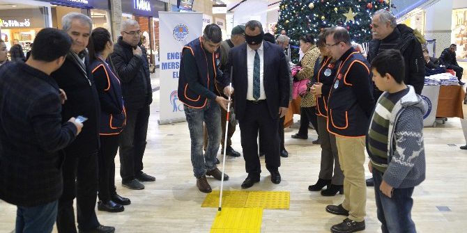 Göz Bandı Ve Beyaz Bastonla Yürüdüler