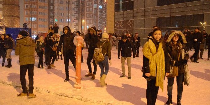 Üniversite Öğrencilerinin Kar Topu Savaşı Renkli Görüntülere Sahne Oldu