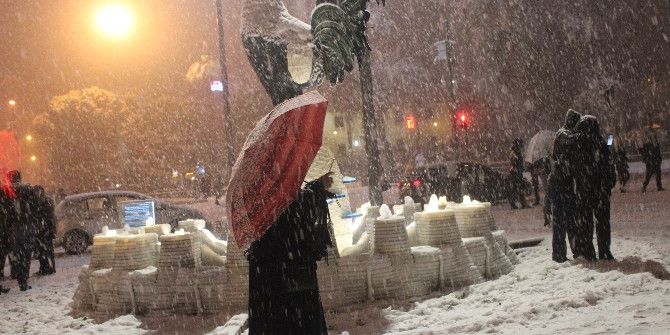 Denizli’de Okullar Tatil Oldu, Vatandaşlar Sokaklarda Kar Topu Oynadı