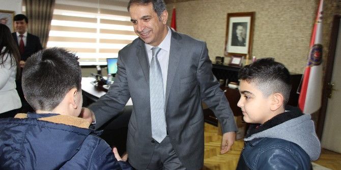 Öğrencilerden Polise Moral Desteği