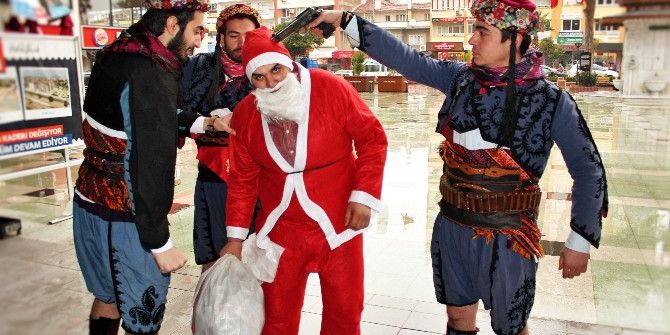 Noel Baba’nın Başına Silah Dayadılar