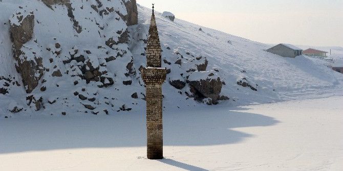 Cami Karlar Altında
