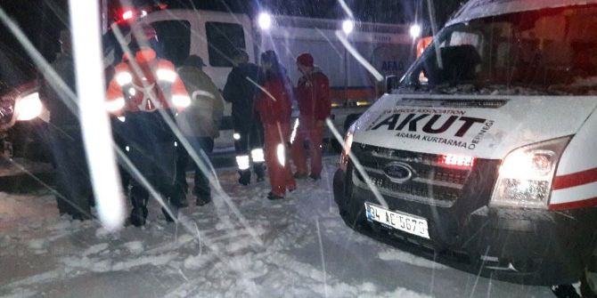 Kar Yağışı Nedeniyle Mahsur Kalan Çoban Kurtarıldı