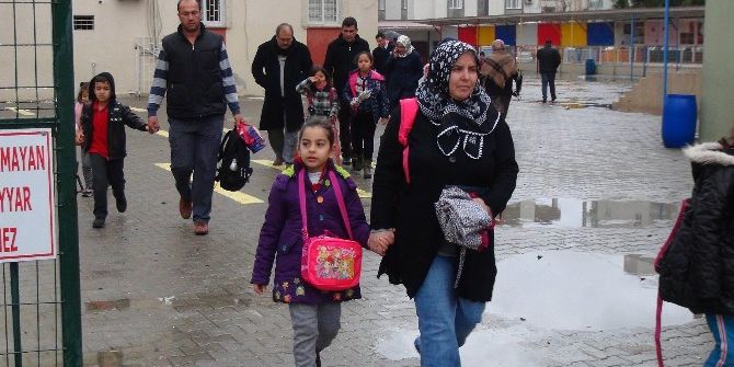 Mersin’i Şiddetli Yağmur Ve Fırtına Vurdu