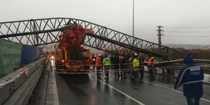 Rüzgarın Şiddetiyle Savrulan Vinç, Beton Pompasının Üzerine Devrildi