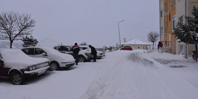 Dursunbey’de Kar Yağışı Hayatı Olumsuz Etkiledi