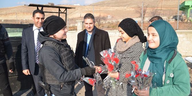 Öğrencilerden Polise Çiçekli Ziyaret