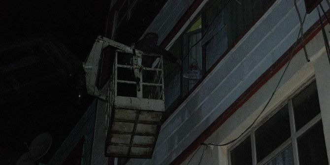 Kapısı Mühürlenen İş Yerinin Sahibi Evine Vinçle Girip Çıkıyor