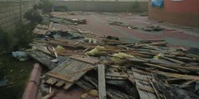 Hızı 70 Kilometreye Ulaşan Rüzgar Çatıları Uçurdu