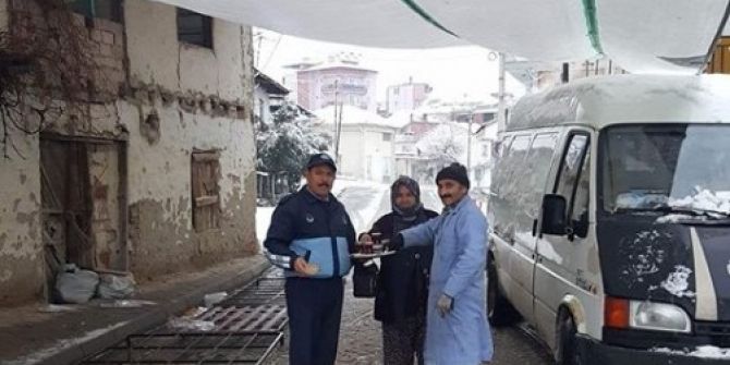 Soğuk Havada Pazarcı Esnafına Çaylar Zabıtadan